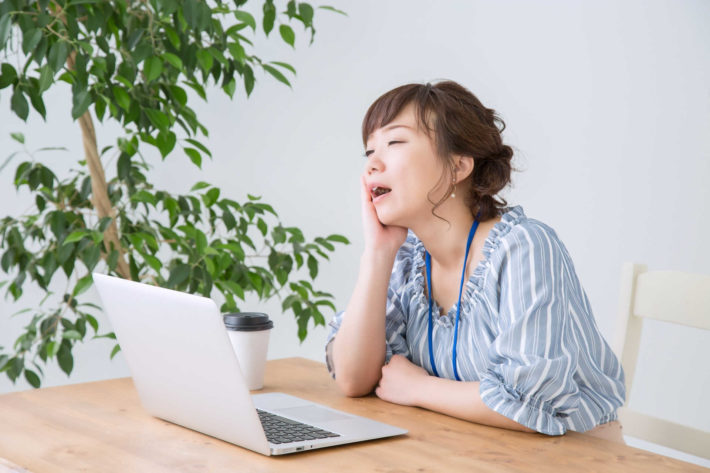 頬杖をついて呆けている女性