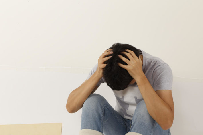 考え込んでいる男性