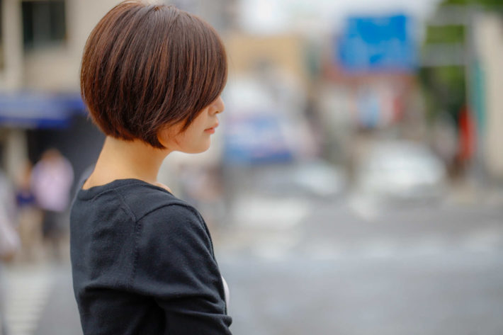 街を歩いている女性の横顔