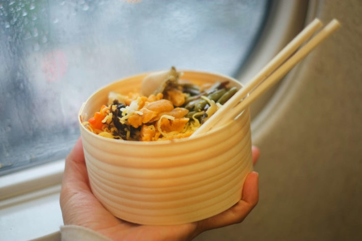 新幹線車内で駅弁を食べている画像