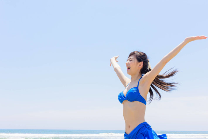 海外旅行、海でストレス発散する女性