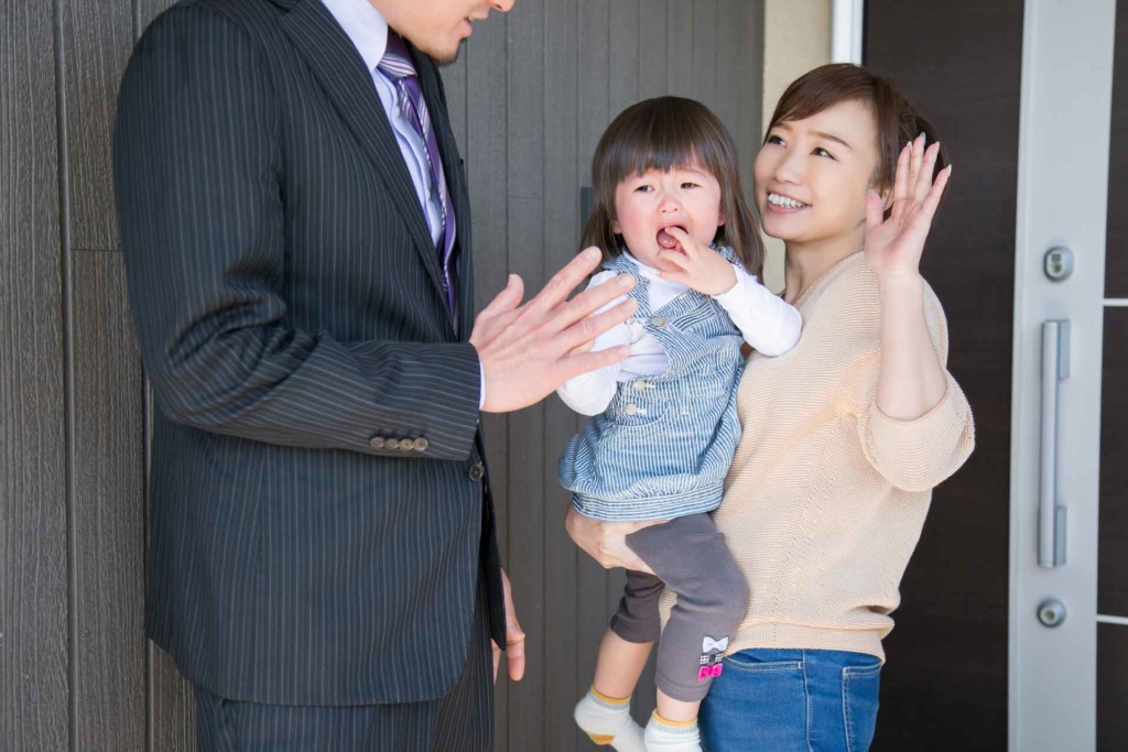 旦那を見送りする子供を抱えた奥様
