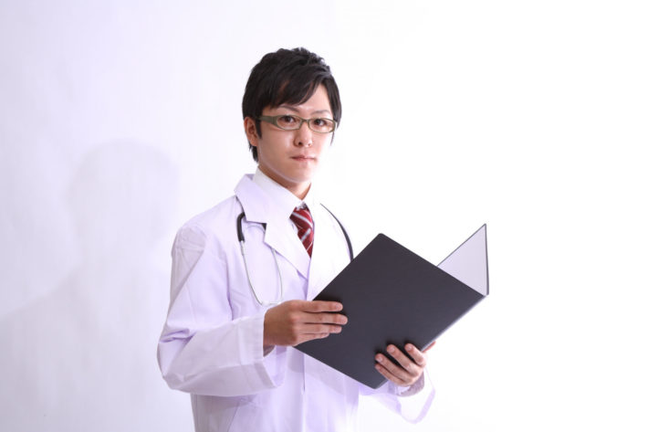 カルテを持つ男性医師