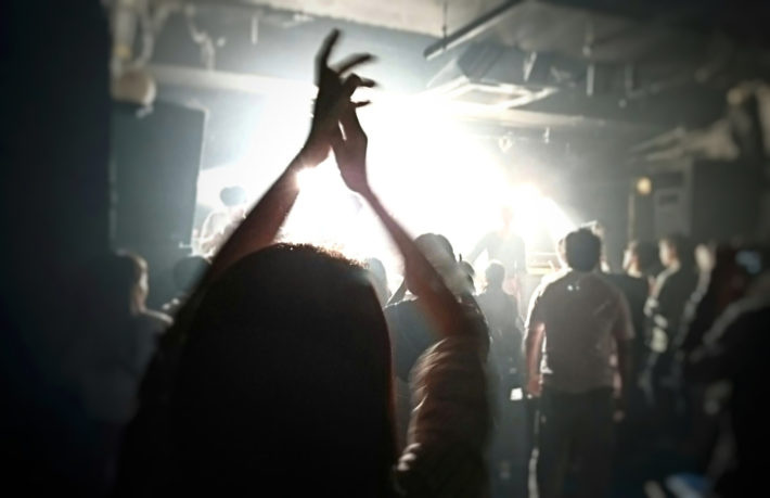 ライブで盛り上がる男女の後ろ姿