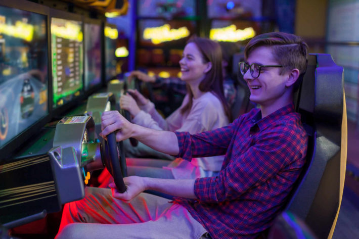 レースゲームで楽しむカップル