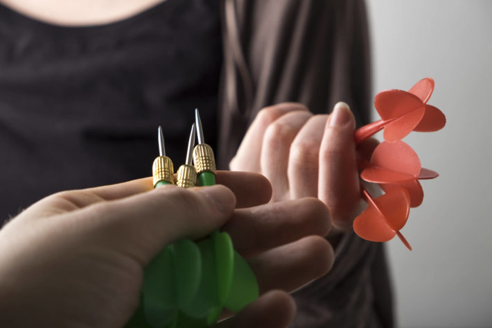 ハードダーツを交換する男女