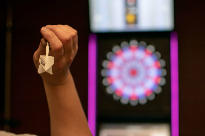 ダーツを投げている手