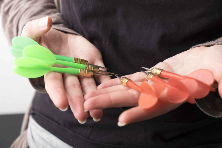 掌の上においたハードダーツ