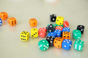 合コンや飲み会で盛り上がるボードゲームはコレ！男女で遊ぶのにピッタリなゲーム集