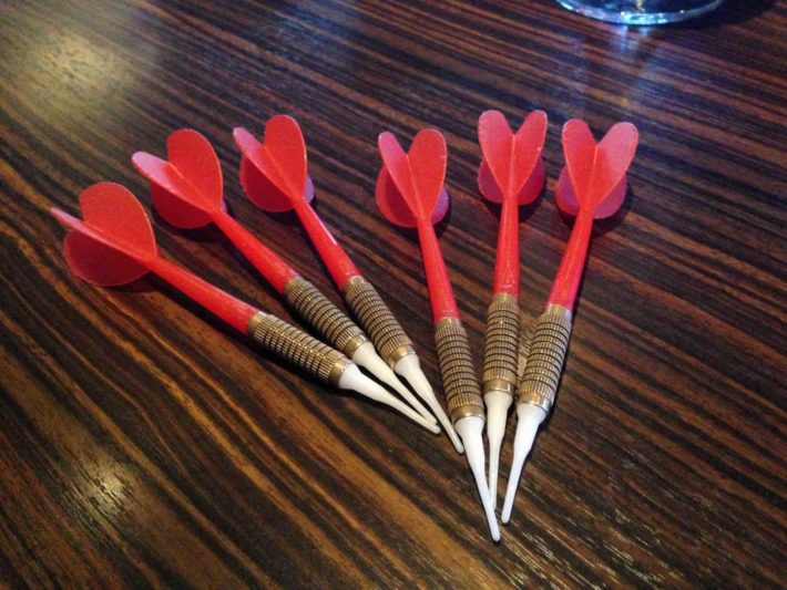 机に置かれたソフトダーツ