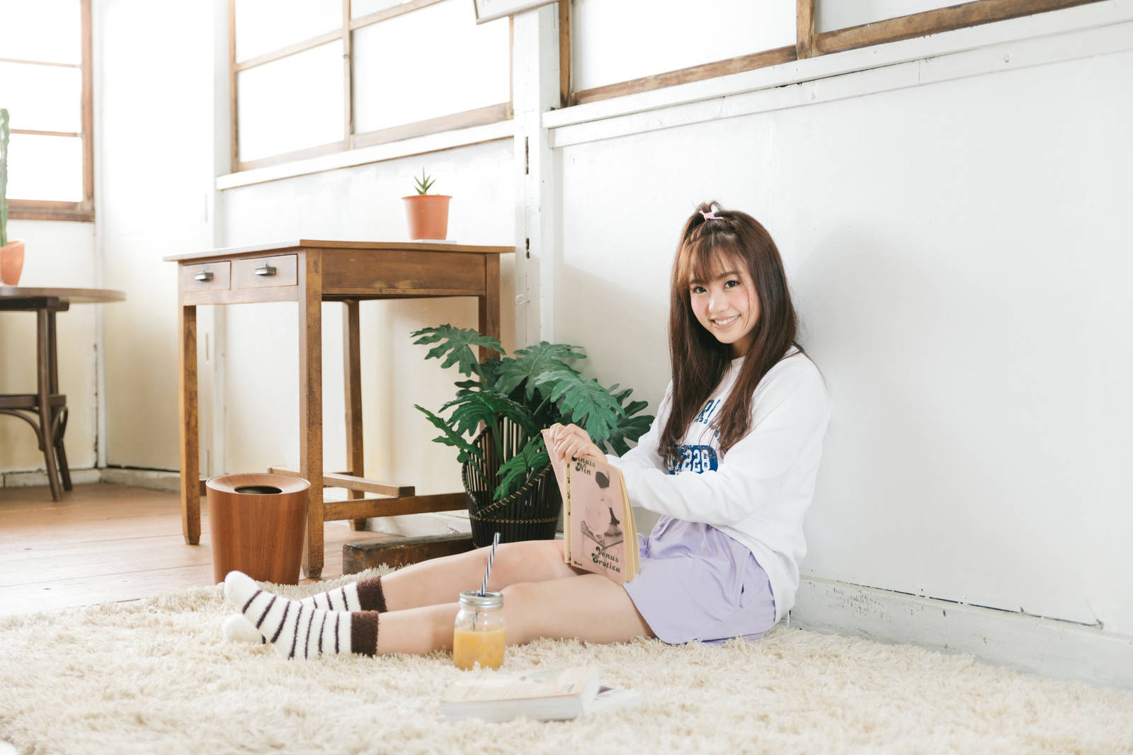 座って本を読んでいるオタク女子