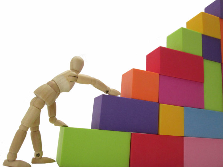 積み木を登ろうとしている人形