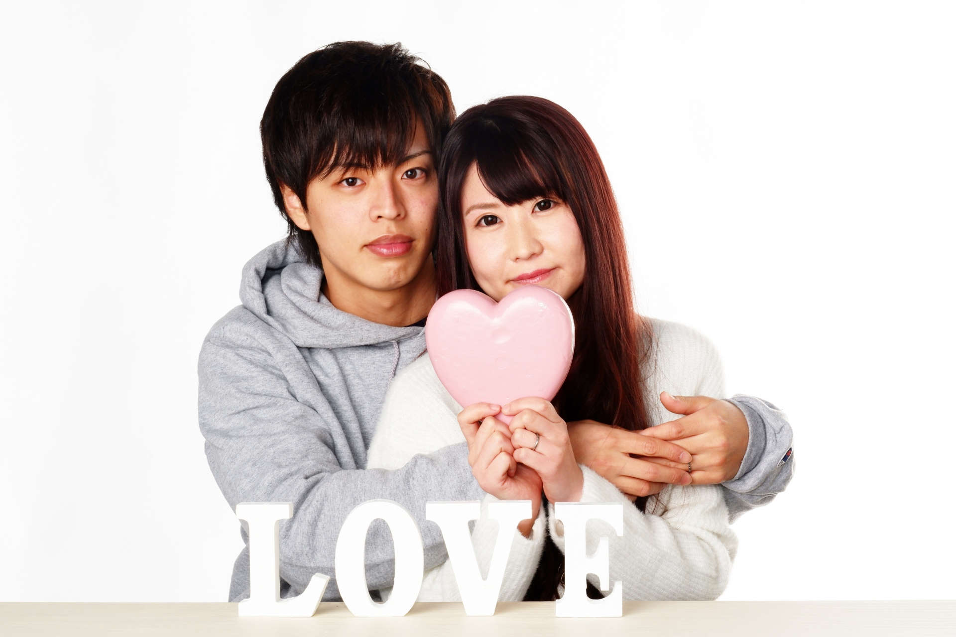 女性を後ろから抱きしめる男性