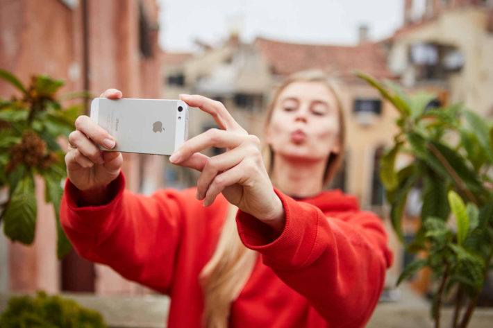 変顔で自撮りしている外国人女性