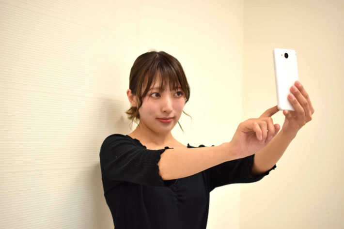 部屋で自撮りするきれいな女性