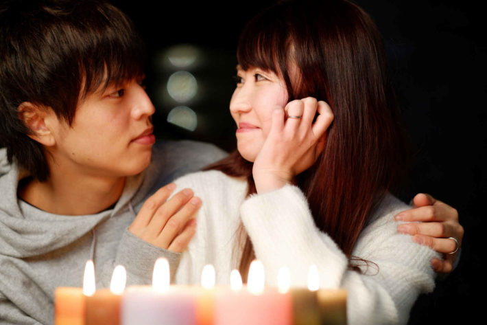 肩を組むカップル