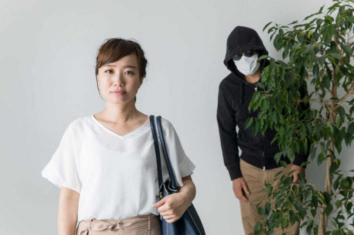 物陰に潜む危険な男