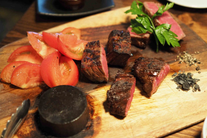 まな板の上に乗ったお肉料理