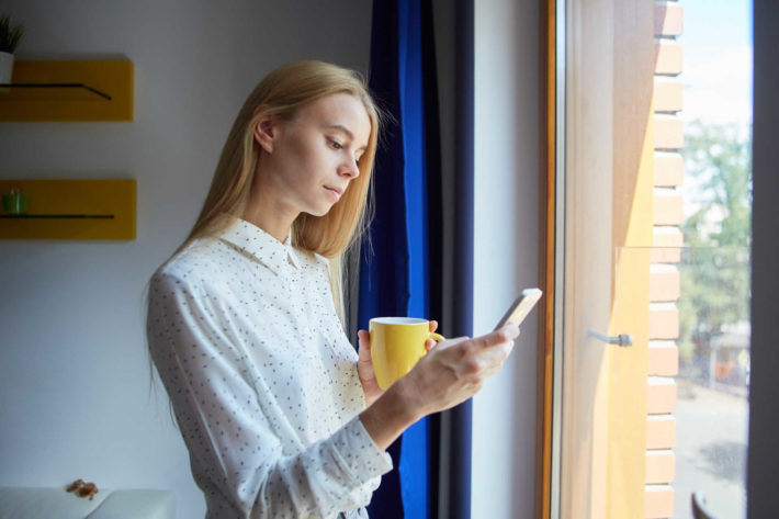 休憩しながらスマホを眺めている外国人女性
