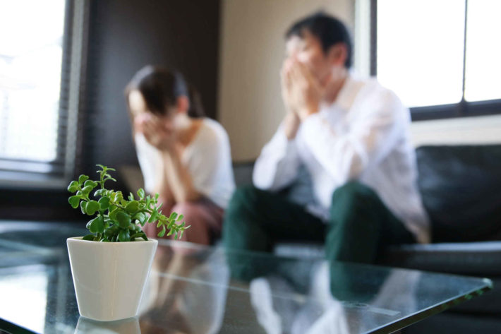 失敗して落ち込んでいる男女