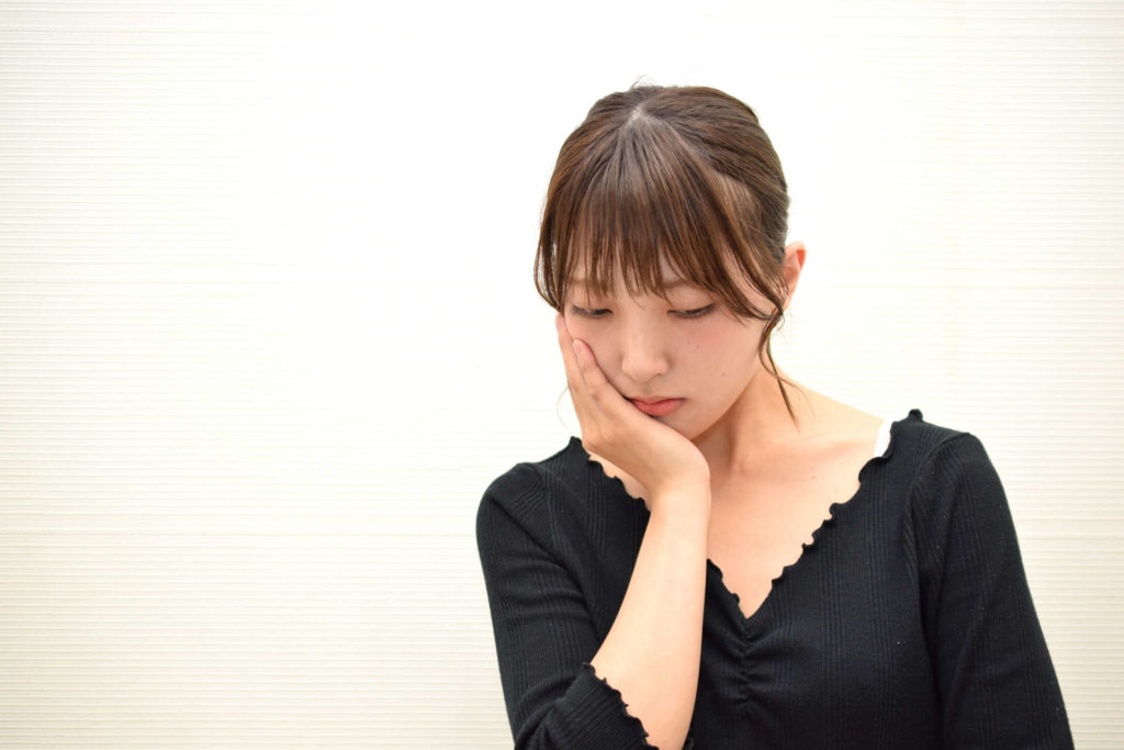 婚活に疲れて悩んでいる女性