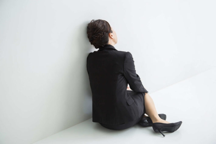 うなだれている女性