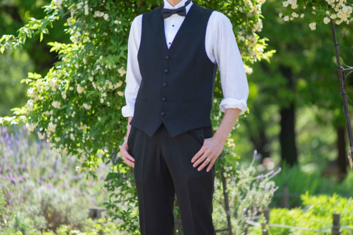 スリーピースを着てポーズを取っている余裕のある男性