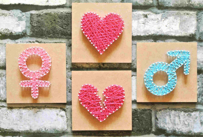 男女の記号とハートを模ったブロック