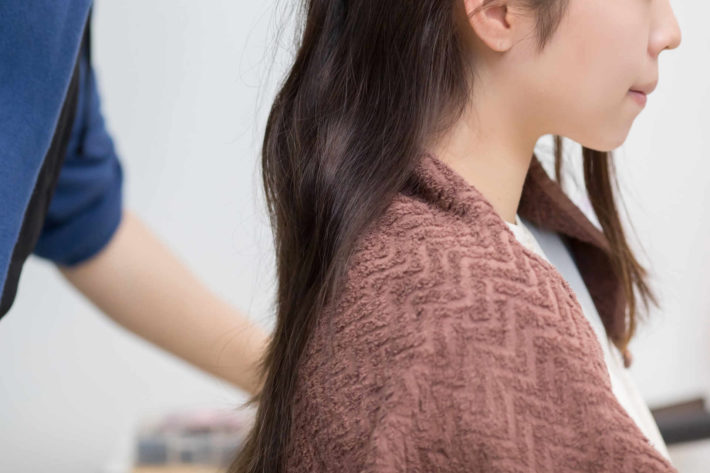 ヘアカットしているオシャレ意識の高い女性