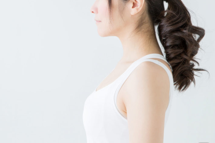 髪をセットした女性の横姿