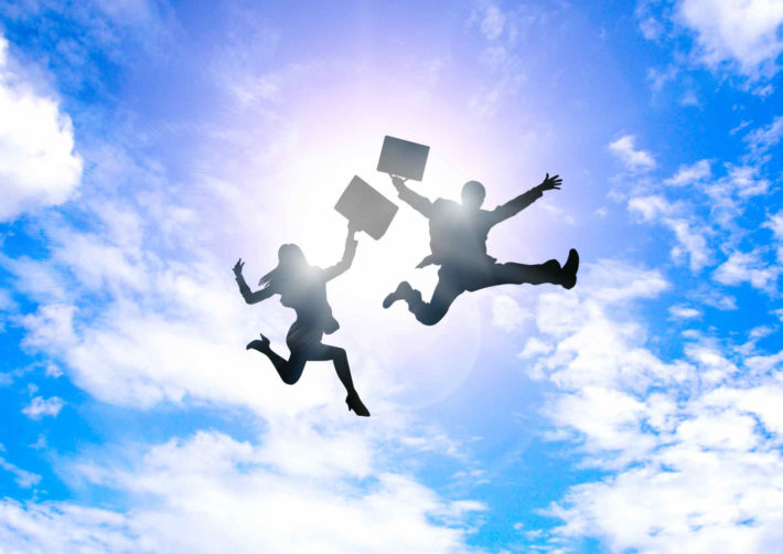 ポジティブに飛び跳ねる男女