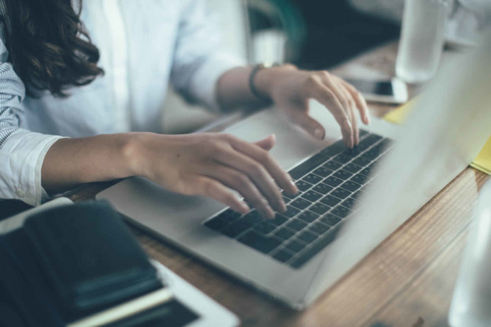 ノートPCで仕事をするキャリアウーマンの手元