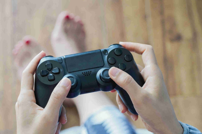 ゲームをしている女性の手元