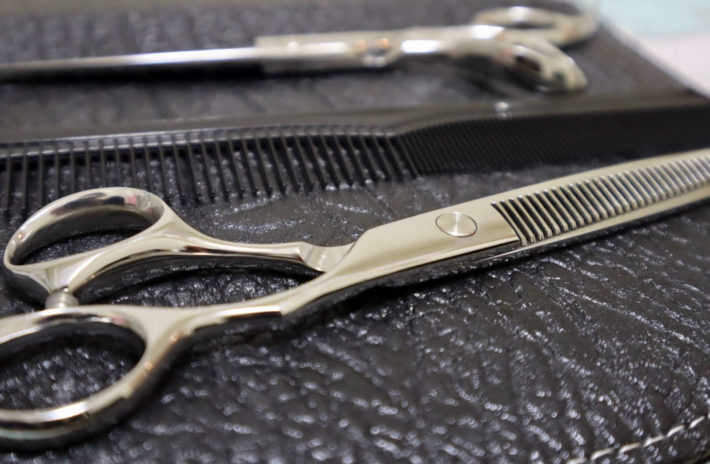 ハサミとブラシ