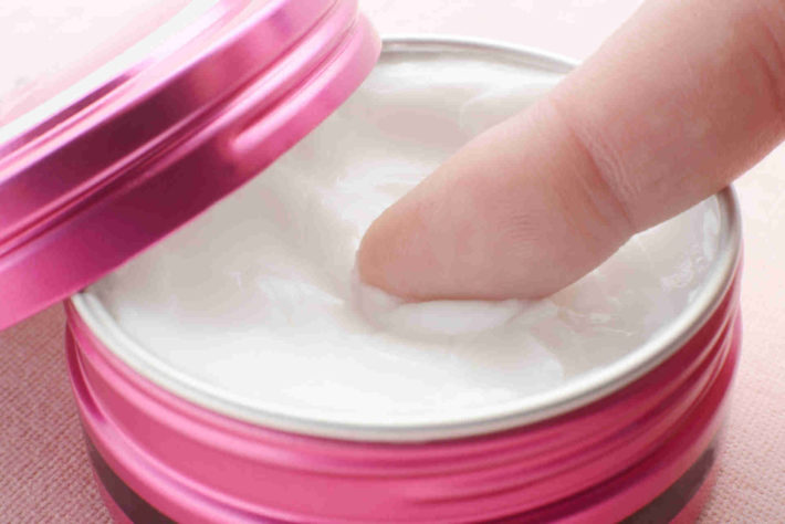 ヘアワックスを取る指