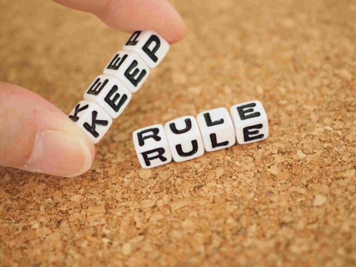 机に置かれた「keep rule」と書かれたブロック