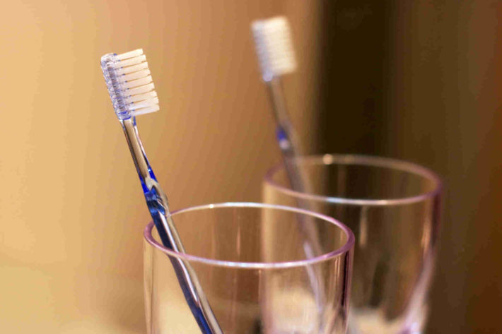 並んで瓶の中に入れられた歯ブラシ