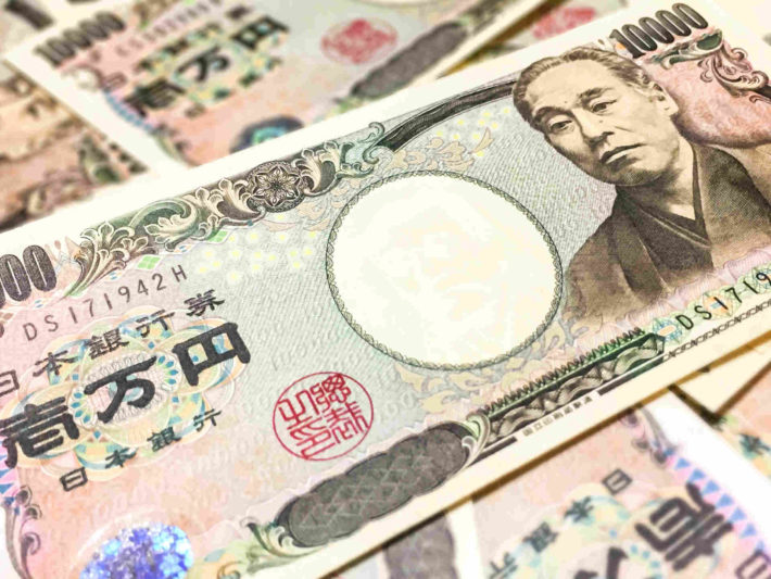 所狭しと置かれた一万円札