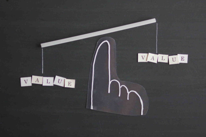 Valueと書かれた重りが乗った天秤