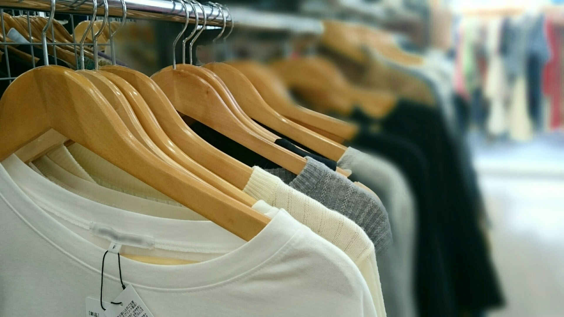 男性向けの洋服がハンガーにかかっている画像