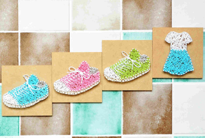 服や靴の編み物がタイルに貼られた画像