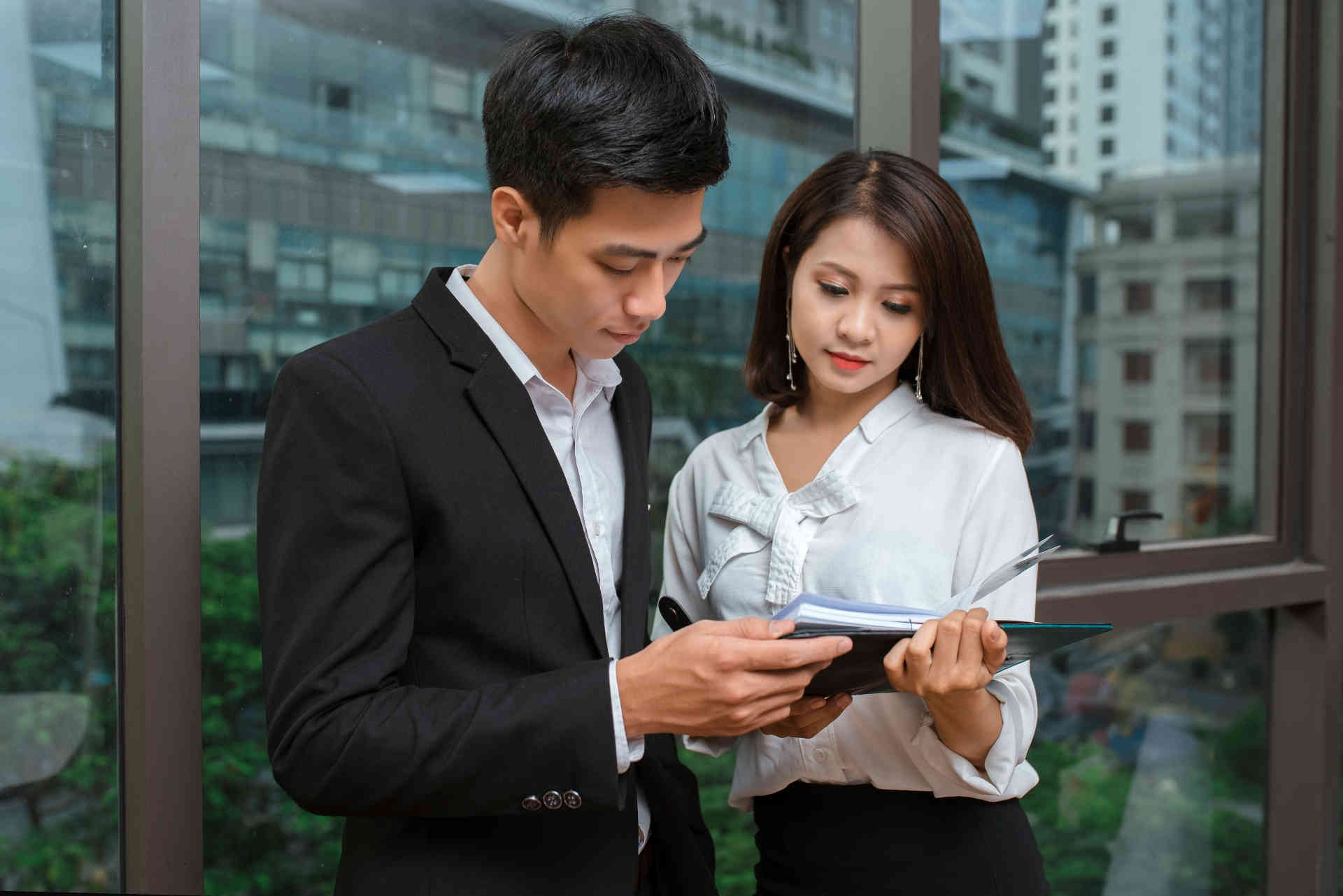 真剣に仕事に取り組む男女