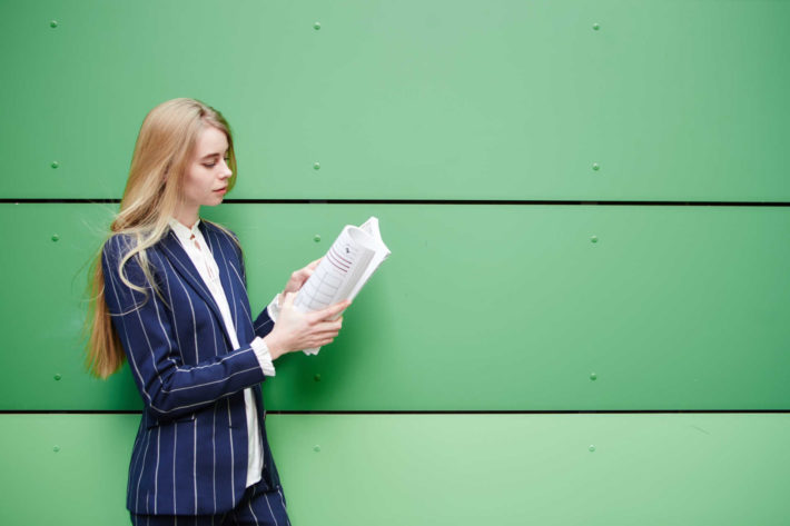 本を読んでいる外国人女性