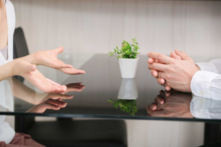 話し合っている男女