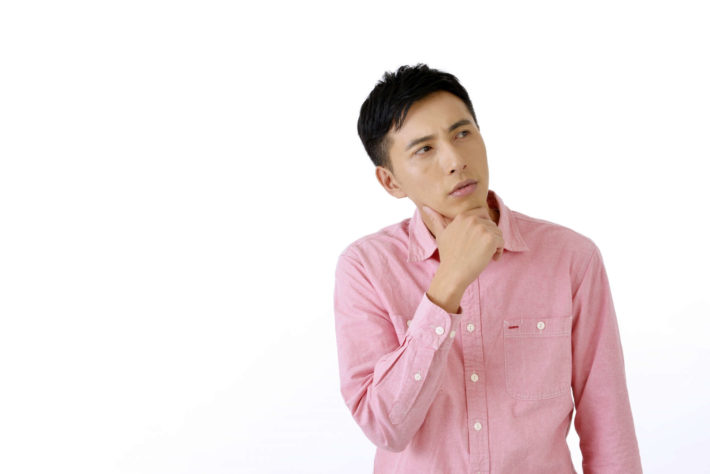 考えている男性の画像