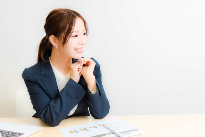 ミーティングしているスーツ姿の女性