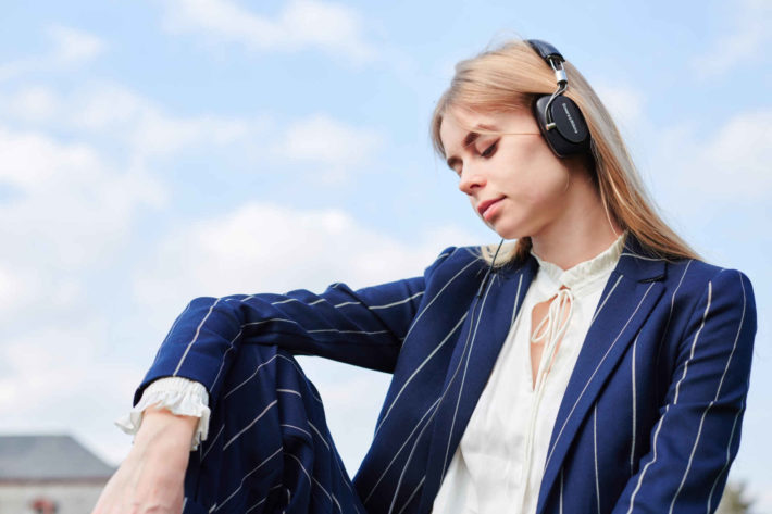 ヘッドホンをしてリズムに乗っている外国人女性