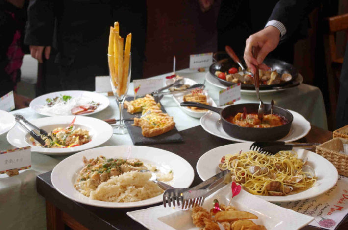 立食パーティーで食事をしている男女の手元