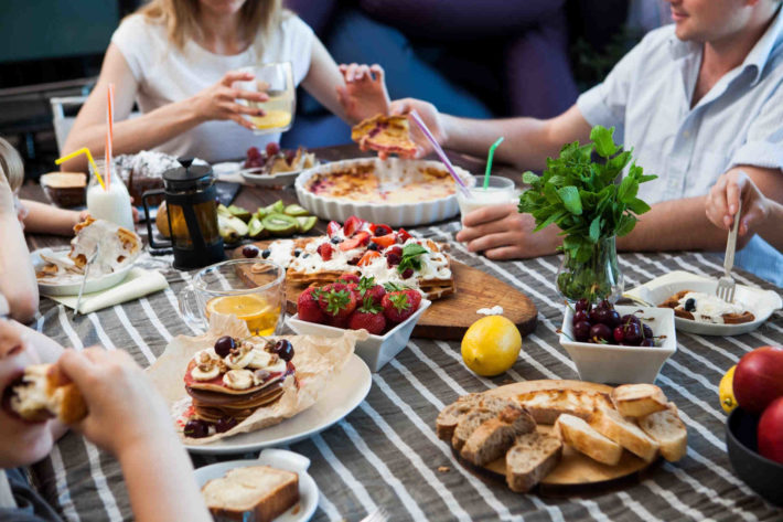 家族で食事会している様子