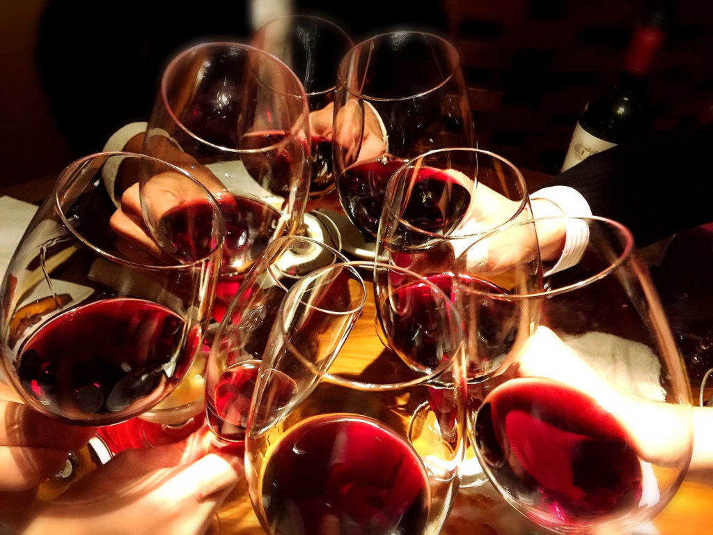 ワイングラスを合わせて乾杯している画像